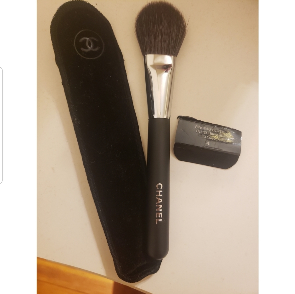 Chanel blush brush